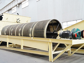 其包括底座、激振裝置、機(jī)架及設(shè)于 機(jī)架上的復(fù)數(shù)個(gè)篩分滾筒、料斗、驅(qū)動(dòng)裝置、復(fù)數(shù)個(gè)輸送裝置